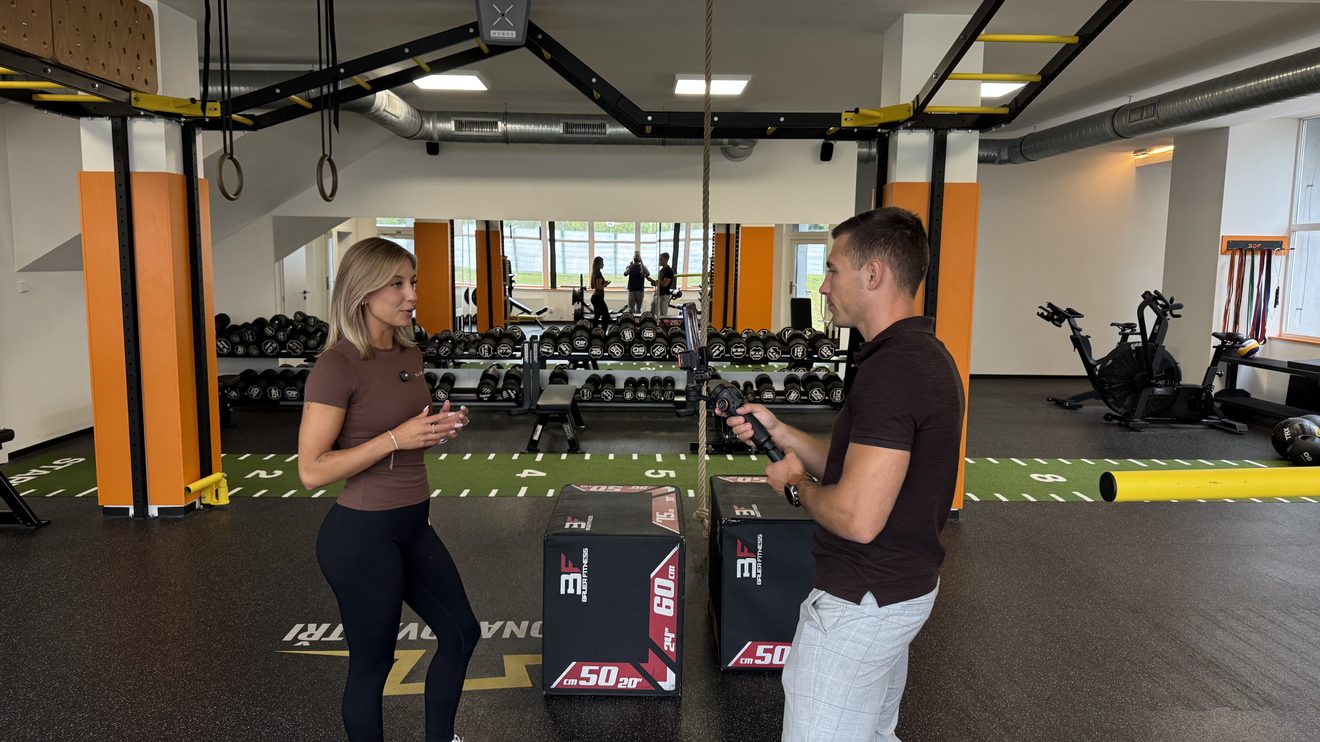 Natáčení rozhovoru na mobil ve fitcentru, Trendii